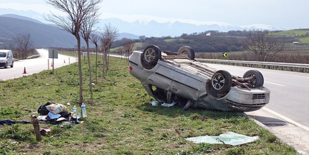 Yenişehir'de otomobil devrildi