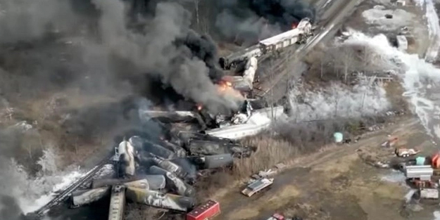 Yer ABD'nin Ohio eyaletinde! Skandal iddia: Zehirli kimyasal malzemesi taşıyan tren gündem oldu! Toprağa sızıyor