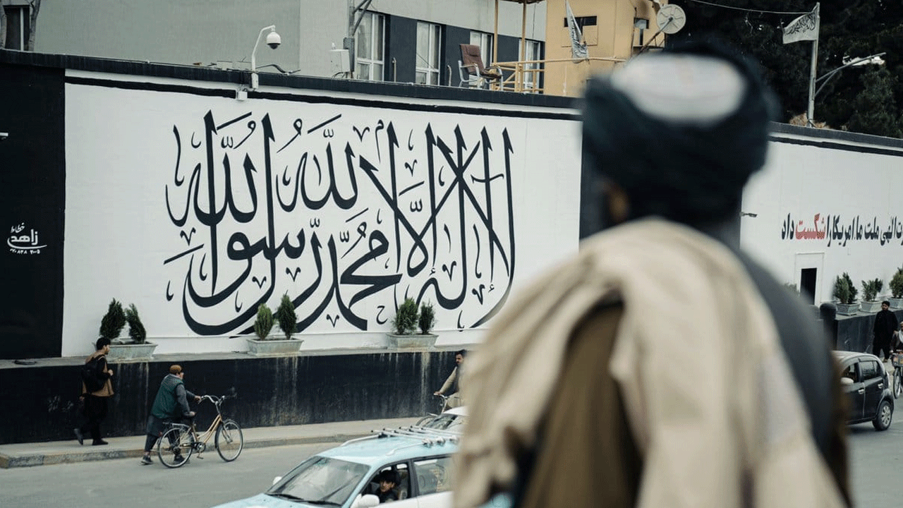 Yer Afganistan İslam Emirliği.. ABD büyükelçiliğine Kelime-i Tevhid bayrağı çekildi