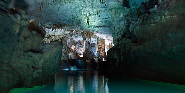 Yer altı nehrine sahip muhteşem mağara! Masal diyarını andırıyor