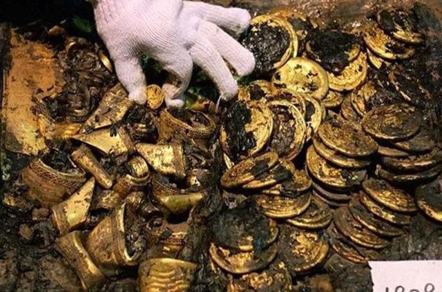Yer Amasra! İş makinesinin kepçesine hazine takıldı! Mezarın içinden resmen fışkırdı