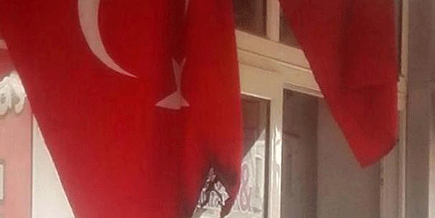 Yer Antalya… Türk bayrağı yakıldı! Kaymakam olayla ilgili açıklama yaptı