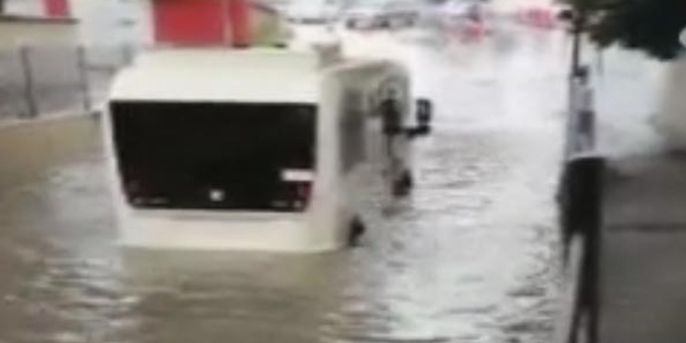 Yer Bayrampaşa: Yağmur nedeniyle bir dolmuş, alt geçitte mahsur kaldı