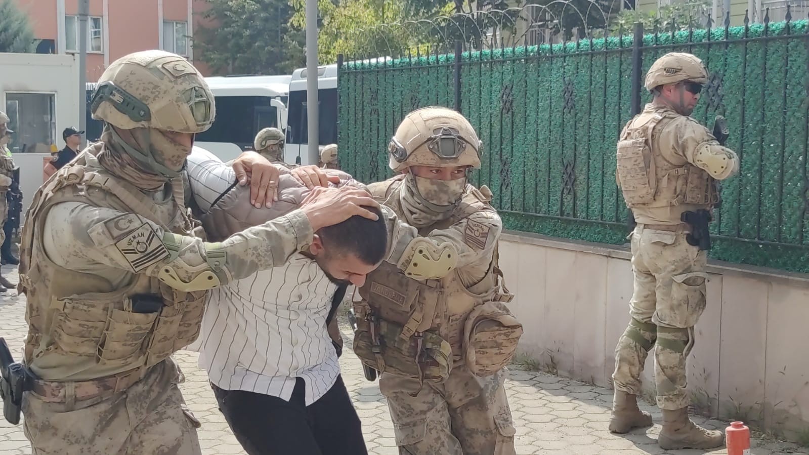 Yer: Bursa! Onlarca çete üyesi adliyede