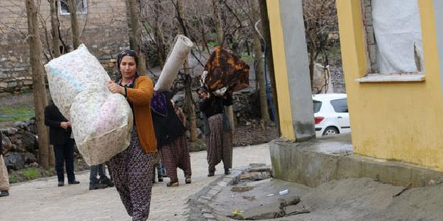 Yer: Hakkari-Çukurca! Köylüler heyelan korkusu nedeniyle evlerini boşaltıyor