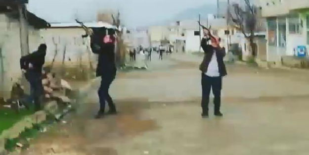 Yer: Hakkari! Silahlanan köylüler ateş etmeye başladı!