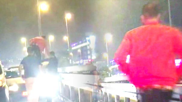 Yer: İstanbul E-5! Aracın üzerinden atlayıp saldırdı