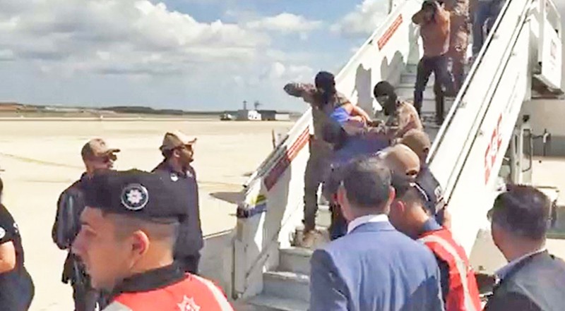 Yer: İstanbul Havalimanı… Uçağı kaçırmak isteyen üç eylemciyi özel harekatçılar yakaladı