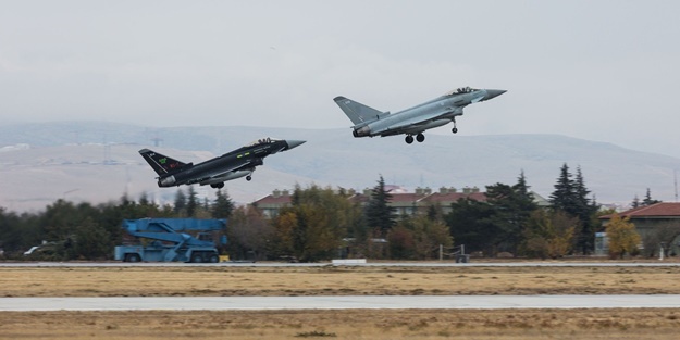 Yer: Konya... Türk ve İngiliz jetleri peş peşe havalandı