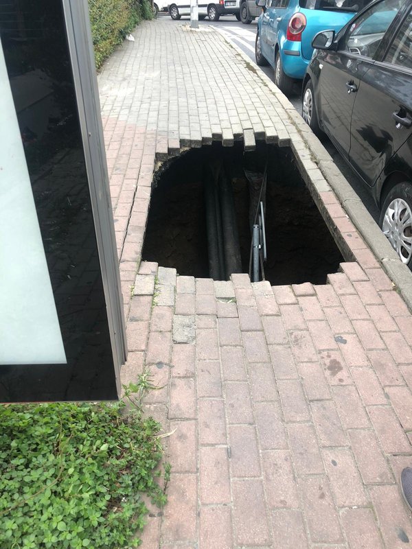 Yer yarıldı içine girdi dedikleri! Şişli'de kaldırım çöktü, kadın içine düştü