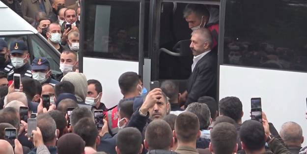 Yeraltı dünyasının ünlü ismi kardeşinin cenazesine katıldı!