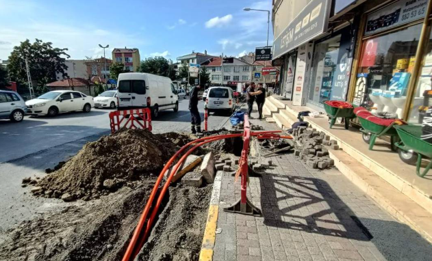 Yeraltındaki elektrik kabloları patladı, cadde trafiğe kapatıldı