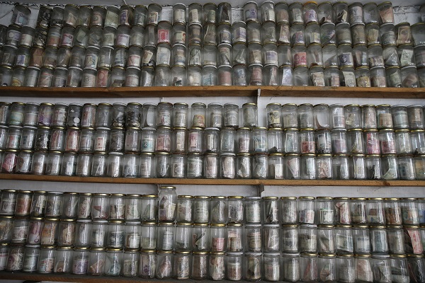 Yerde bulduğu 1 sentle başladı! Herkesin gözü bu koleksiyonda