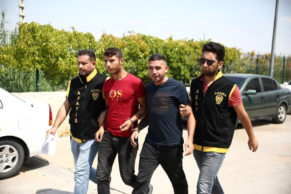 Yerde sürükledikleri gencin çantasını ve cep telefonunu çaldılar 
