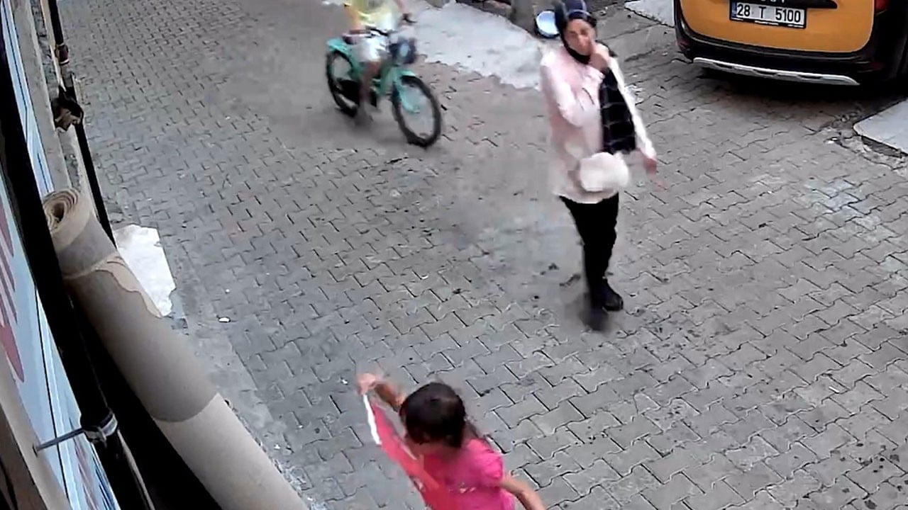 Yerde Türk bayrağını görünce bisikletinden indi! 7 yaşındaki Nehir’in duygulandıran hareketi