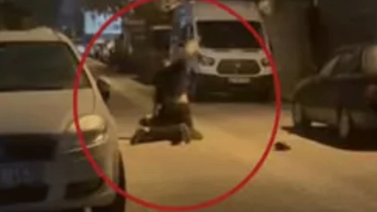 Yerde yatan adamı ölümüne yumrukladı! Dehşet anları kameraya yansıdı!