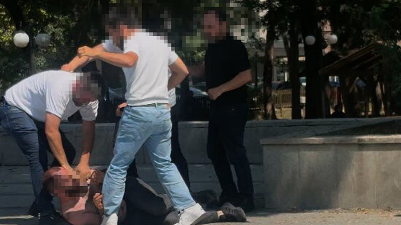 Yerdeki adamı 4 kişi dövdüler... Hepsi gözaltında