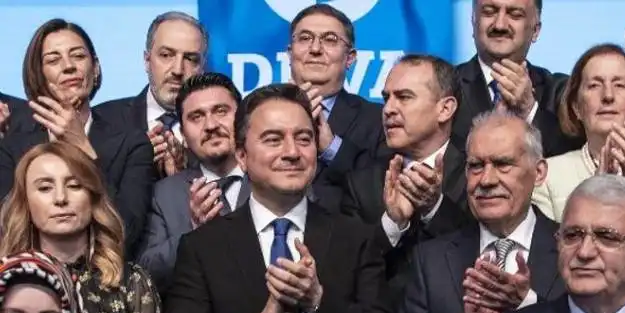 Yerden yere vurup istifa etti! Deva Partisi’ne bomba suçlamalar