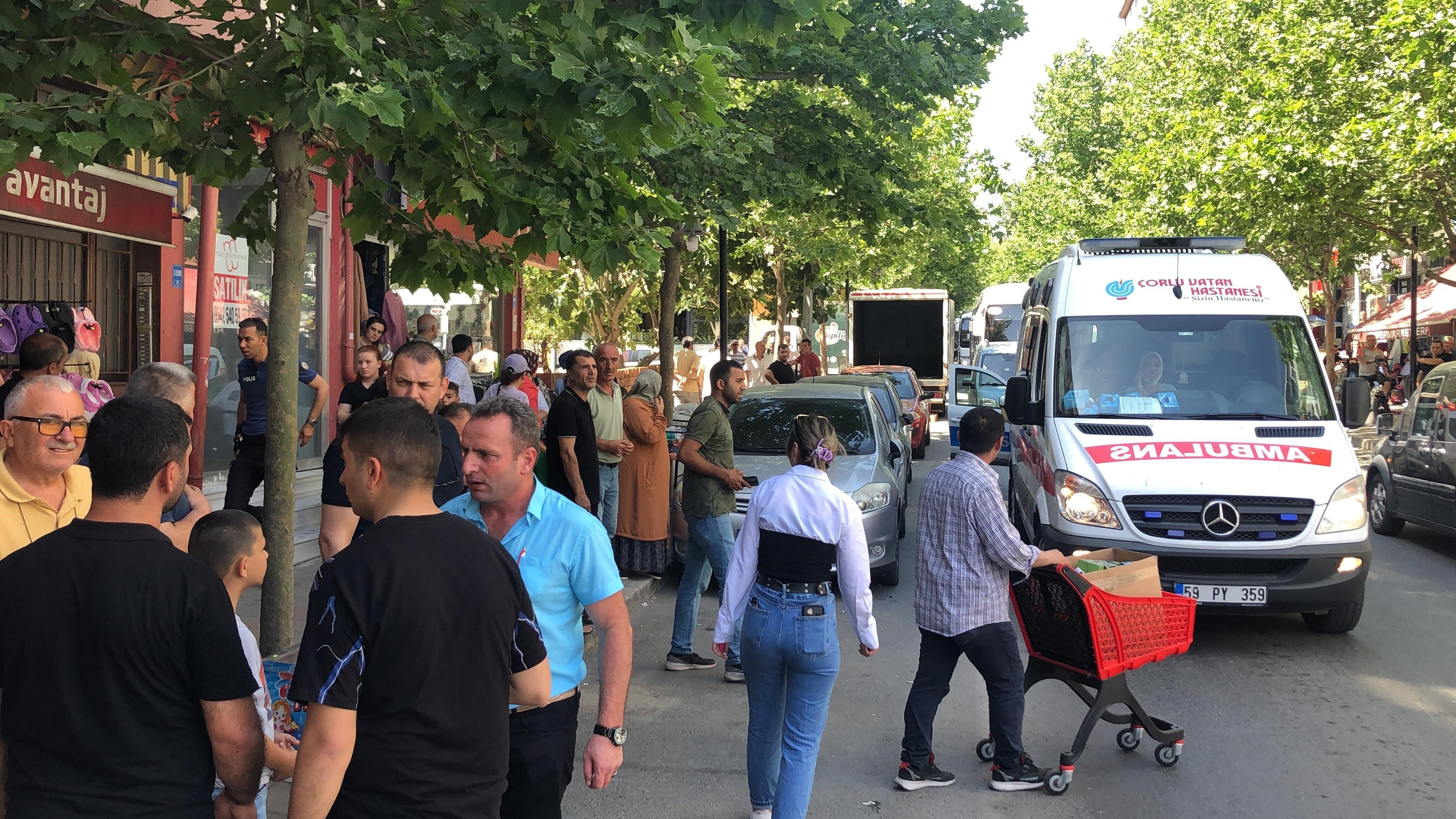 Yere çöp attı diye uyardığı kişiyle girdiği kavgada bıçaklandı.