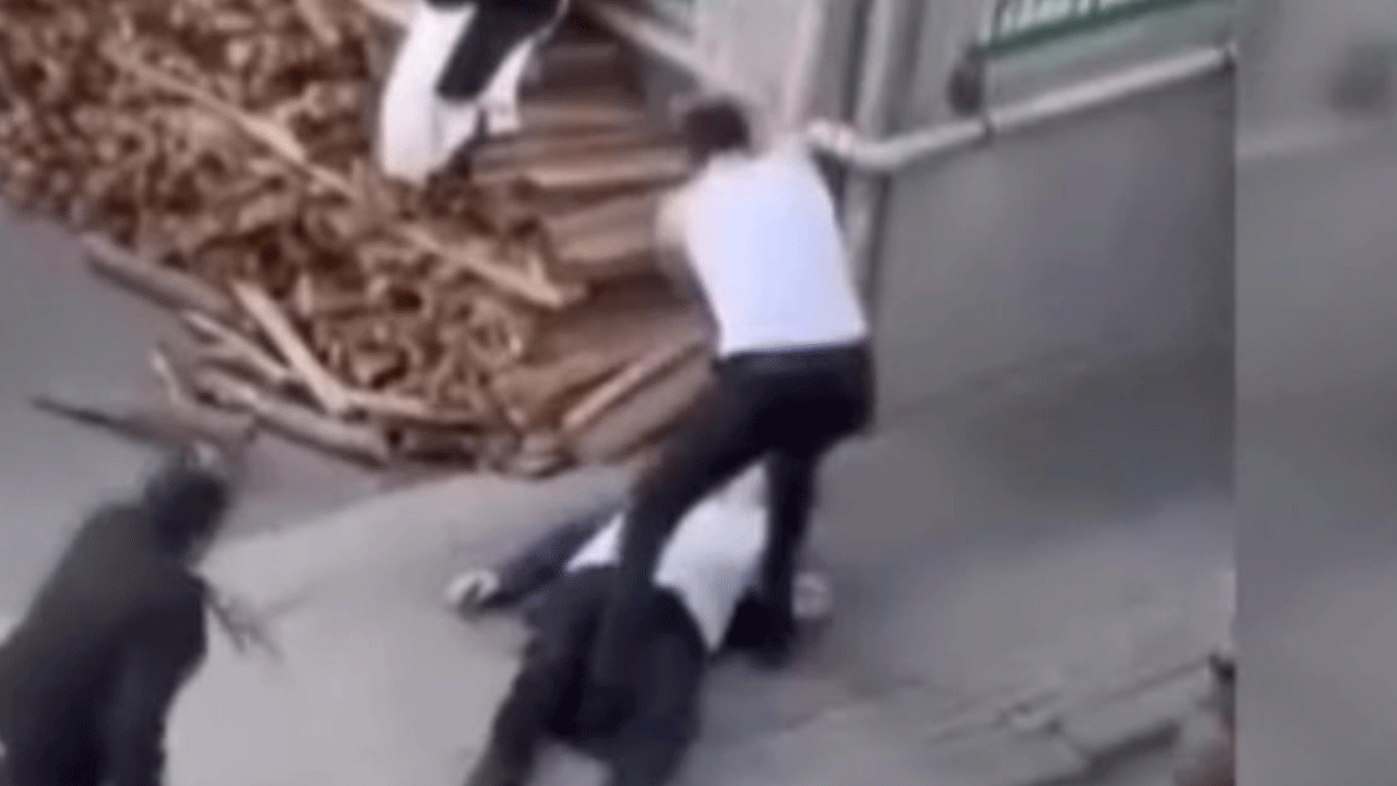 Yere düşen adamın başına defalarca vurdu: İki grup arasındaki kavga kamerada!