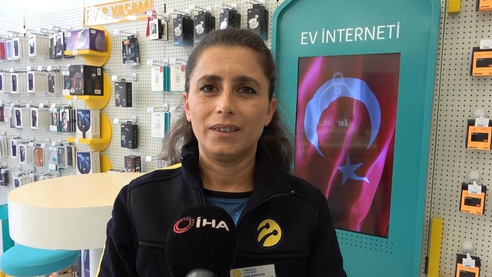 Yere düşen ay yıldızlı balonu kaldırıp öptü