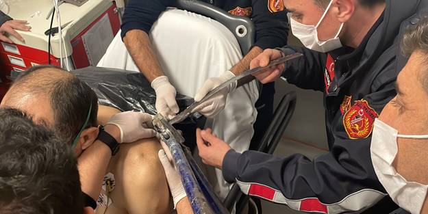 Yere düşen işçinin sırtına testere saplandı!