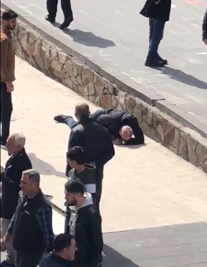 Yere yığılan şahsa, virüs endişesiyle kimse müdahale edemedi 