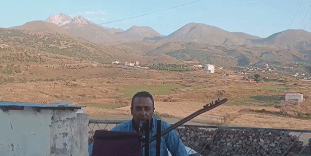 Yerel sanatçı Erciyes'te kurda kuşa konser verdi