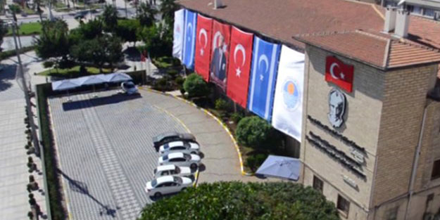 Yerel seçim öncesi büyükşehir belediyesine haciz şoku