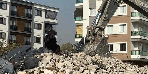 Akıllanmadın mı be kadın! Yerinde dönüşüme tepki gösteren kadın, enkazın üzerine çıkıp çalışmaları engellemek istedi