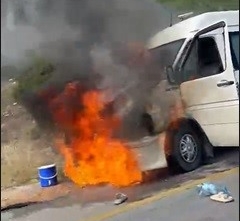 Yerkesik yolunda seyir halindeki minibüste yangın paniği