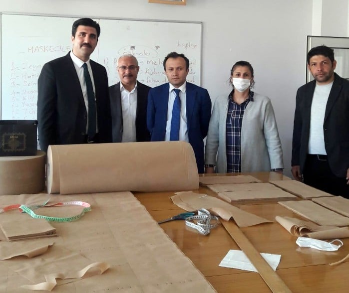 Yerköy’de kursiyerler gönüllü maske üretiyor 