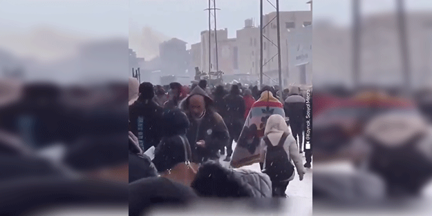 Yerlerinden edilen binlerce Filistinlinin zor şartlarda yolculuğu kamerada!