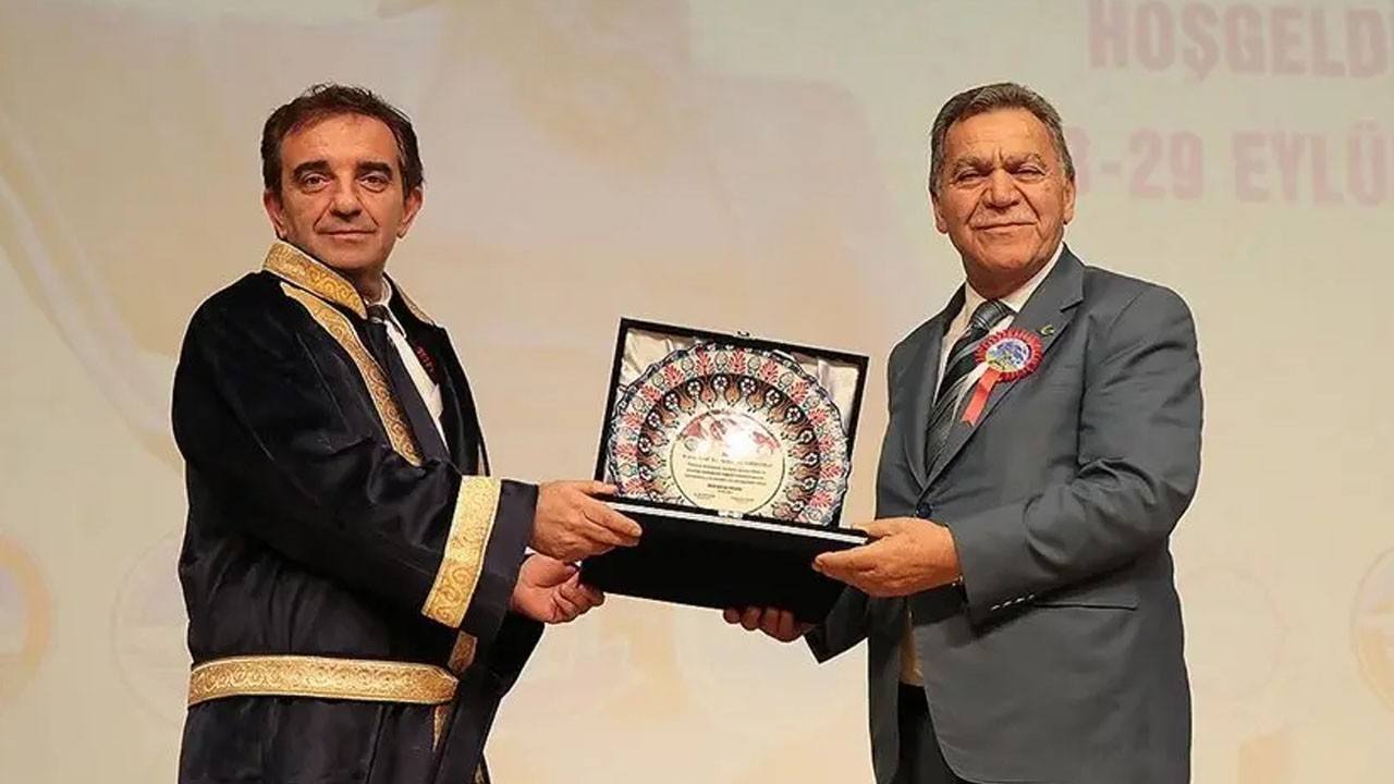 Yerli aşı TURKOVAC'ı geliştiren Türkiye'nin ilk siber ahisi: Türk profesöre Ahilik kaftanı giydirildi