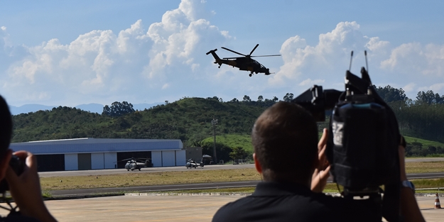 Yerli helikopter ATAK Brezilya'da şov yaptı!