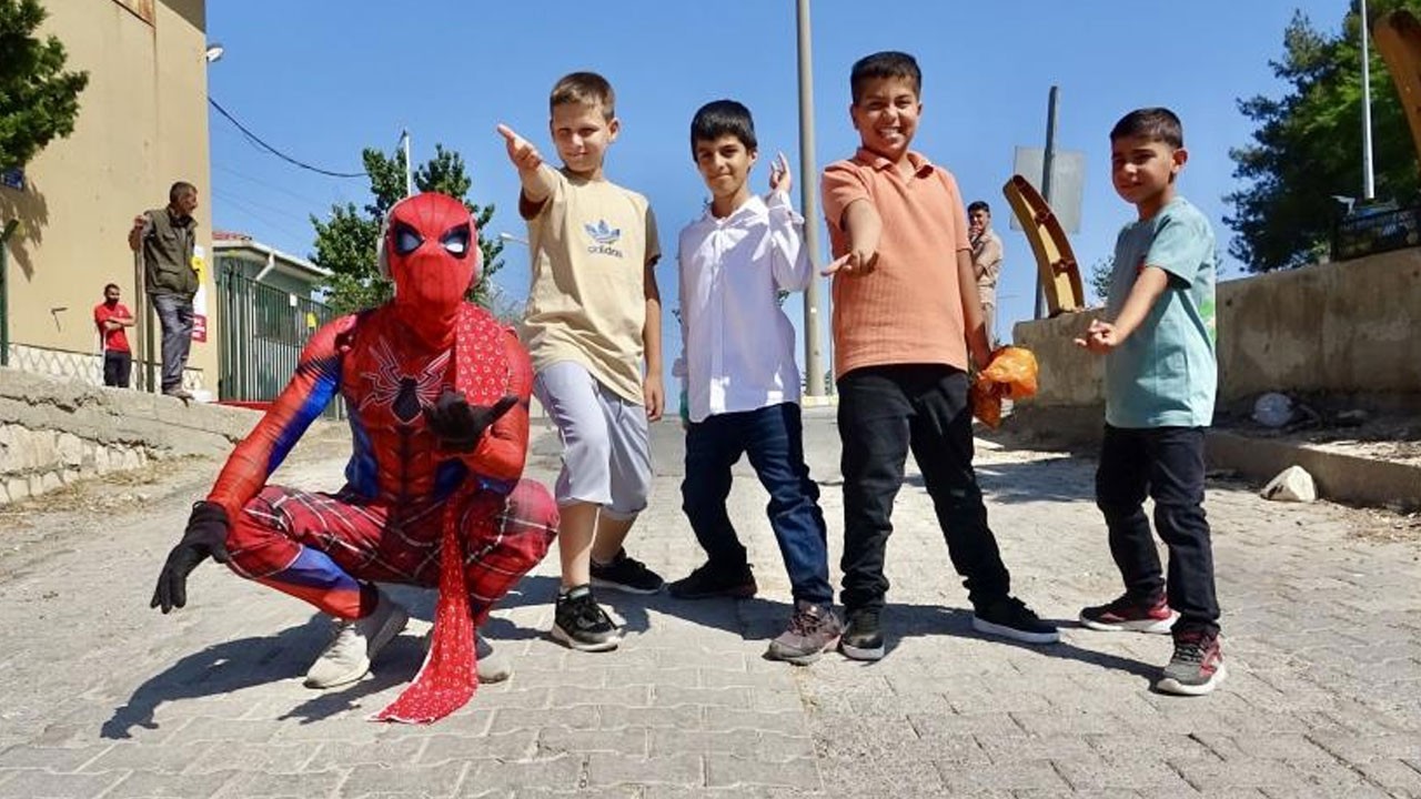 Yerli örümcek adamın 64’üncü durağı bakın neresi oldu