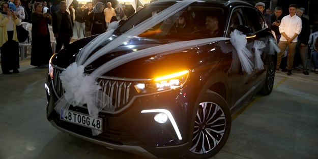 Yerli otomobil TOGG nişanlanacak çift için süslendi