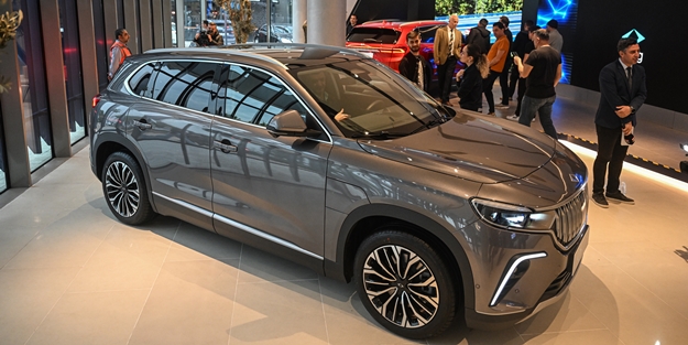 Yerli otomobil TOGG'a yoğun ilgi: Vatandaşlar resmen akın etti