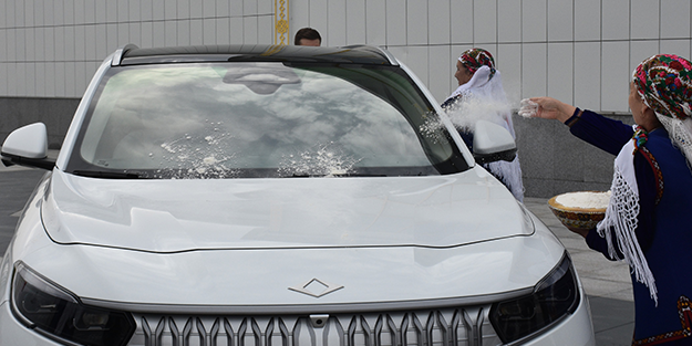 Yerli otomobil TOGG'un her tarafına un serptiler! Sebebini duyanlar şaşkına döndü