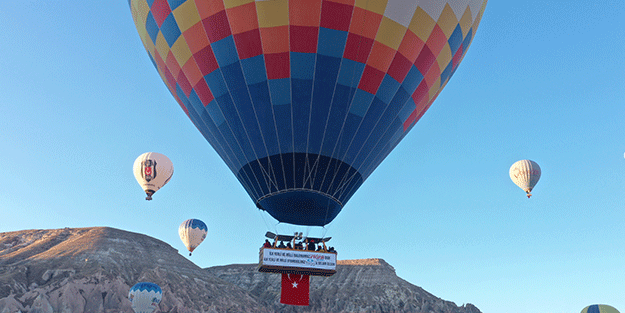 Yerli sıcak hava balonu, TOGG'u kutlamak için uçtu