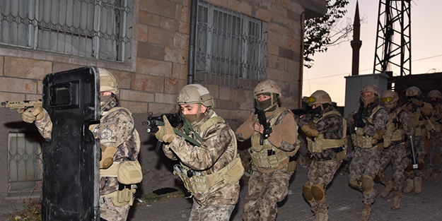 Yerlikaya affetmiyor! Torbacılara ağır darbe: 82 gözaltı