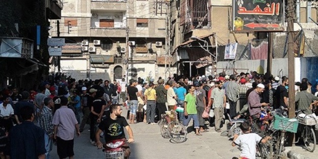 Yermuk'ta halk iftarını yardımlarla açıyor