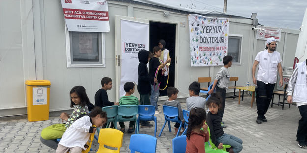 Yeryüzü Doktorları, deprem bölgesinde gönülleri iyileştiriyor...