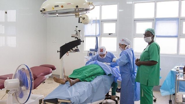 Yeryüzü Doktorları Uganda'da yüzlerce hastaya ışık oldu
