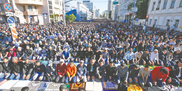 Yeryüzü mescid oldu! Ümmet camilere sığmadı