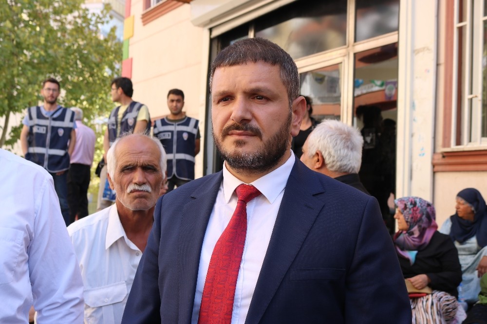 Yesevi Alperenler Derneği’nden oturma eylemine devam eden ailelere destek ziyareti 