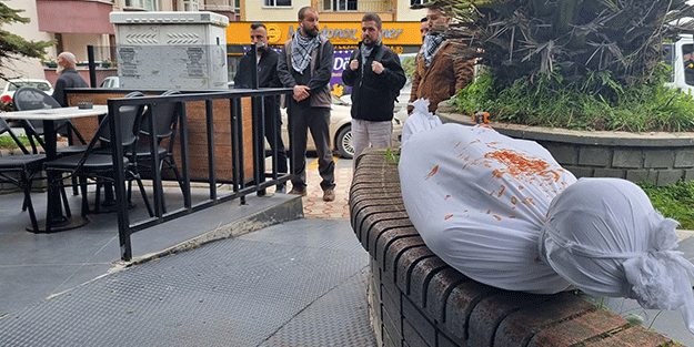 Yesevi Alperenler'den Starbucks önünde 'sessiz' eylem!