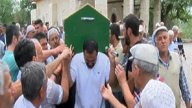 Yeşil babasının tabutunu sırtında taşıdı