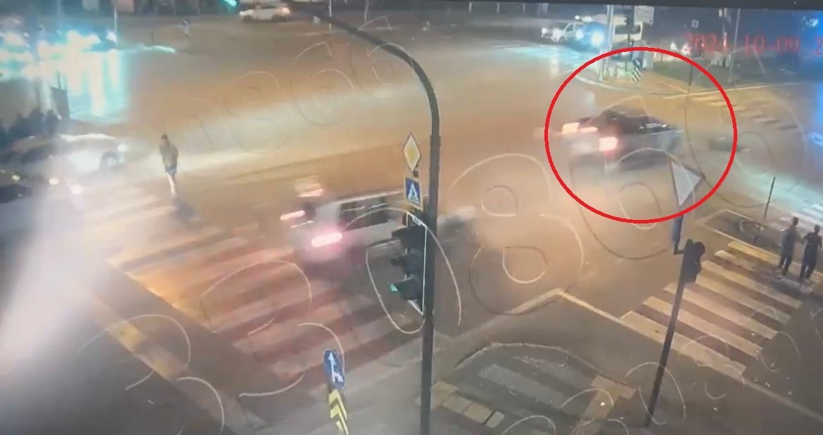 Yeşil ışıkta karşıya geçmeye çalışan 16 yaşındaki kıza araba çarptı