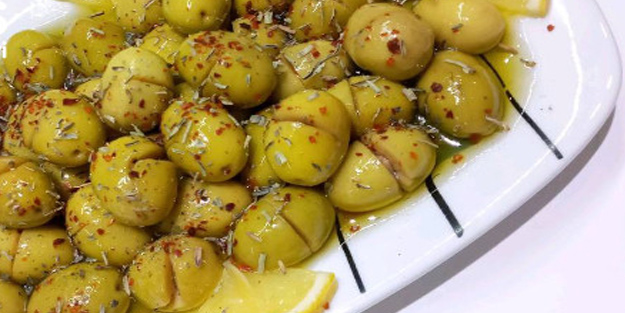 Yeşil kırma zeytin: Kapış kapış gidiyor! Göz göre göre zeytini sakın böyle yemeyin!